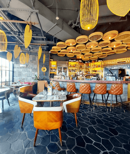 Vibrant Tropical Lounge With Tiki Vibes for Al Fresco Dining Events