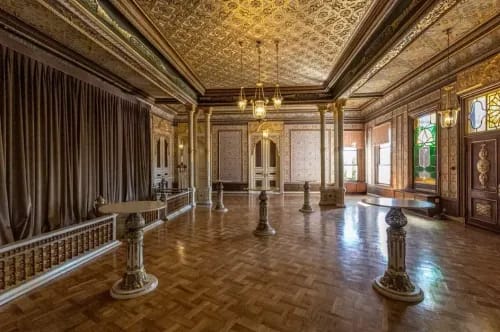 Palatial Neo-Classical Hall With Golden Embellishments for Elegant Receptions