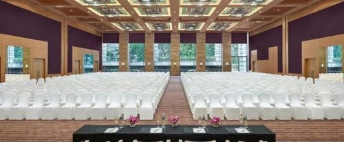 Pillarless Ballroom With Coffered Ceiling for Conferences 