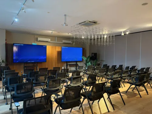Modern Multi-Use Hall for Seminars and Networking
