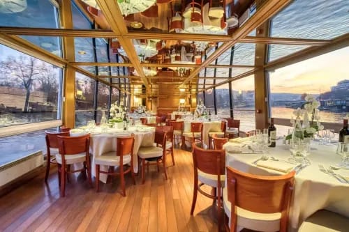 Elegant Panoramic Barge With Mirrored Ceilings for Elite Corporate Gatherings