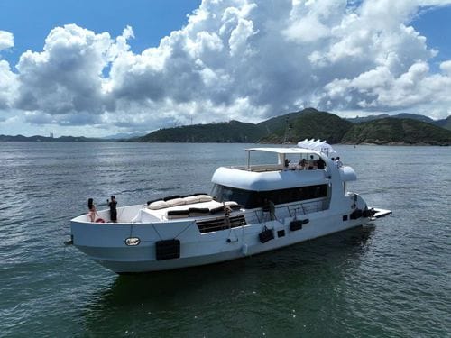 Chic Yacht With Stunning Views for Outdoor Events and Cocktail Parties