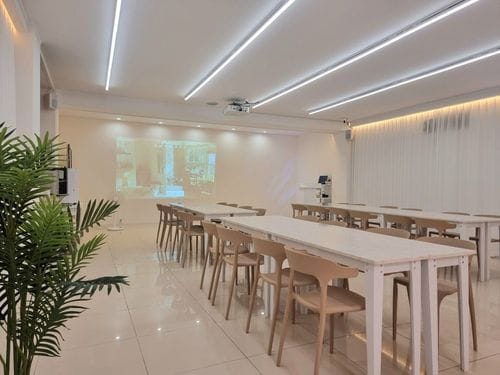 Chic Venue With Tropical Modern Vibes