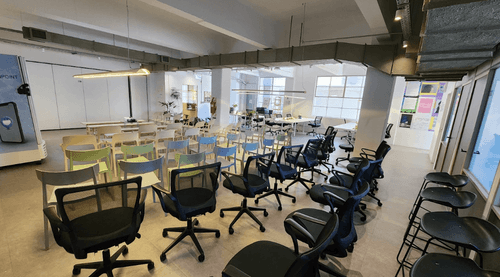 Expansive Contemporary Hall With Natural Light for Dynamic Seminars