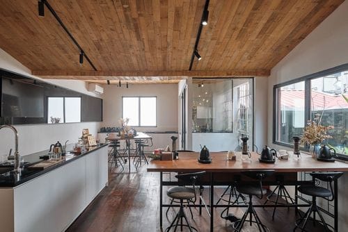 Cosy Coffeehouse With Rustic Charm Ideal for Creative Workshops