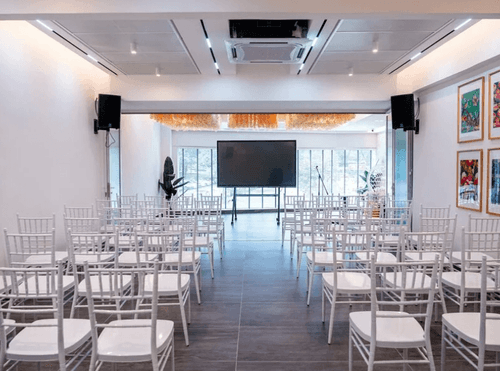 Spacious Conference Room With Natural Light and State-of-the-Art Tech for Seminars and Briefings