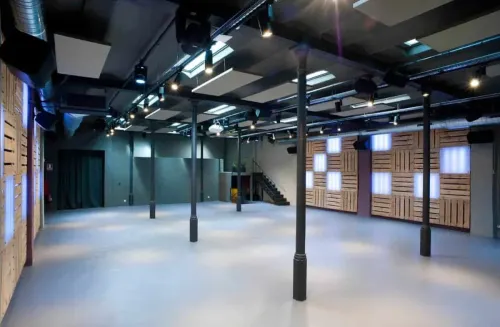 Industrial Chic Hall With Cutting Edge Tech for Immersive Conferences