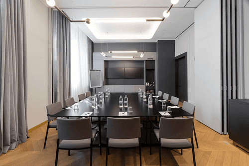 40 M² Conference Room With Dual Screens for Team Discussions