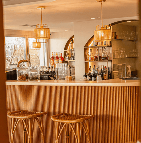 Charming and Warm Bar for After-Work Gatherings and Exclusive Events