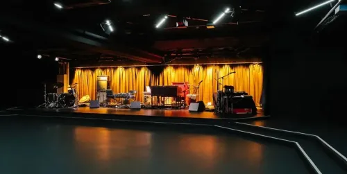 Modern Immersive Underground Hall for Dynamic Conferences