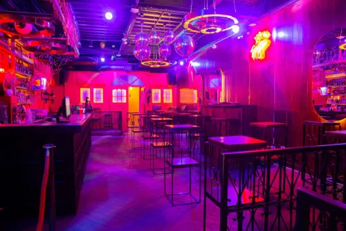 Neon-Lit Speakeasy With a Retro Vibe for Energetic Mixers