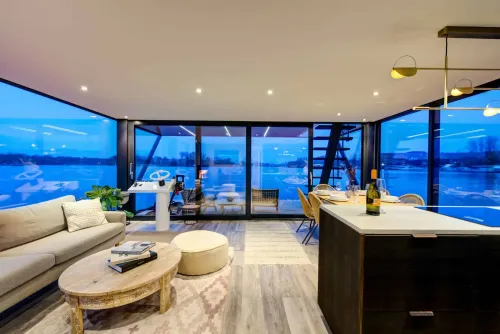 Lakeside Floating Loft With Glass-Walled Elegance for Intimate Corporate Events