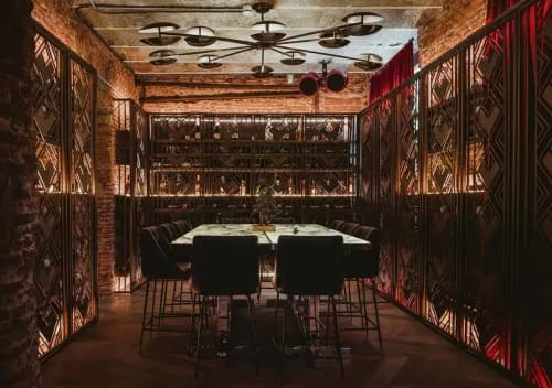 Clandestine venue with an enveloping character