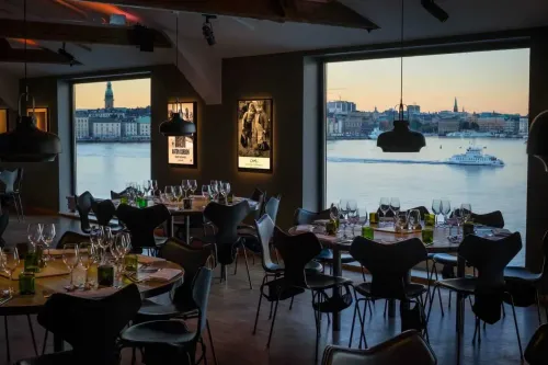 Stunning location overlooking the water