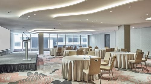 242M² Function Room With Sculptural Lights for Seminars and Workshops