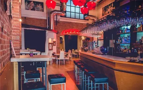Urban Industrial Retreat With Dramatic Artwork for Creative Networking