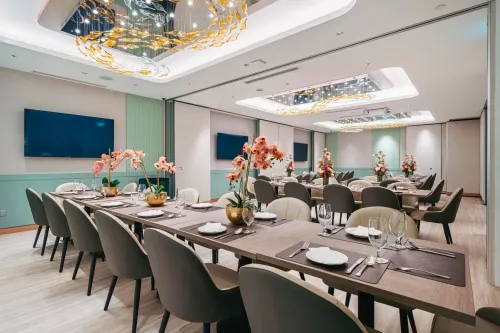 Soft-Toned Private Dining Room With Screens for Business Dinners