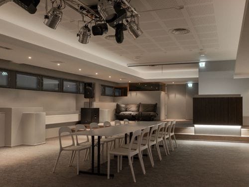 Contemporary Multifunctional Space for Lively Team-Building Sessions