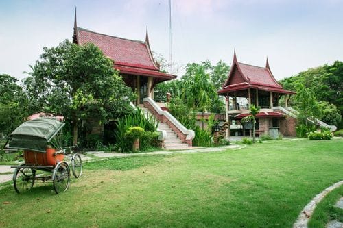 Serene Riverfront Garden With Lush Vistas for Elegant Night Parties