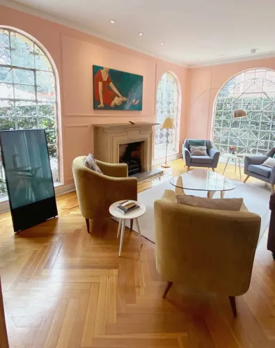 Aesthetic Pink Space for Business Encounters