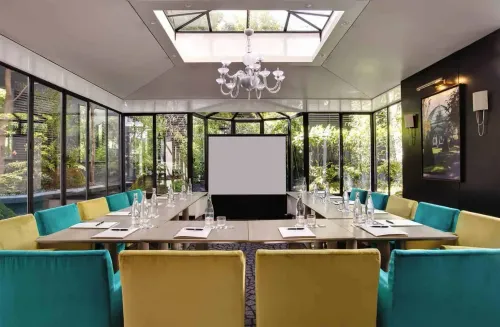 Sophisticated Glass Room With a Japanese Garden for Focused Strategic Sessions