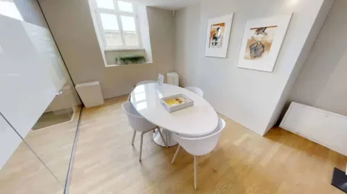 Small and bright meeting space