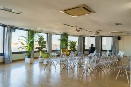 Sun Soaked Venue With Panoramic Glass-Walls for Inspiring Corporate Gatherings