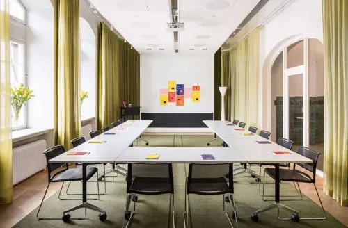 Multifunctional meeting space