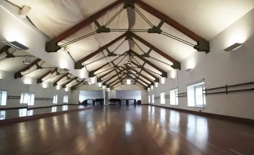 Bright Refined Studio With Serene Environment for Elegant Cultural Gatherings