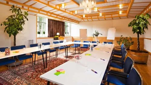 Rustic Wooden Haven for Inspiring Seminars and Strategic Meetings