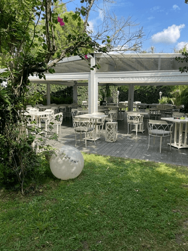 Modern Elegance in a Green Setting With Chic White Décor for Stylish Events