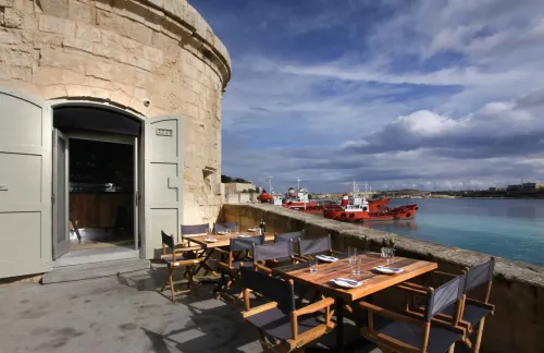 Waterfront Venues: Scenic Backdrops for Relaxed Corporate Gatherings