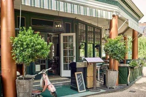 Elegant Greenhouse-Style Venue With Retro Charm for Stylish Receptions