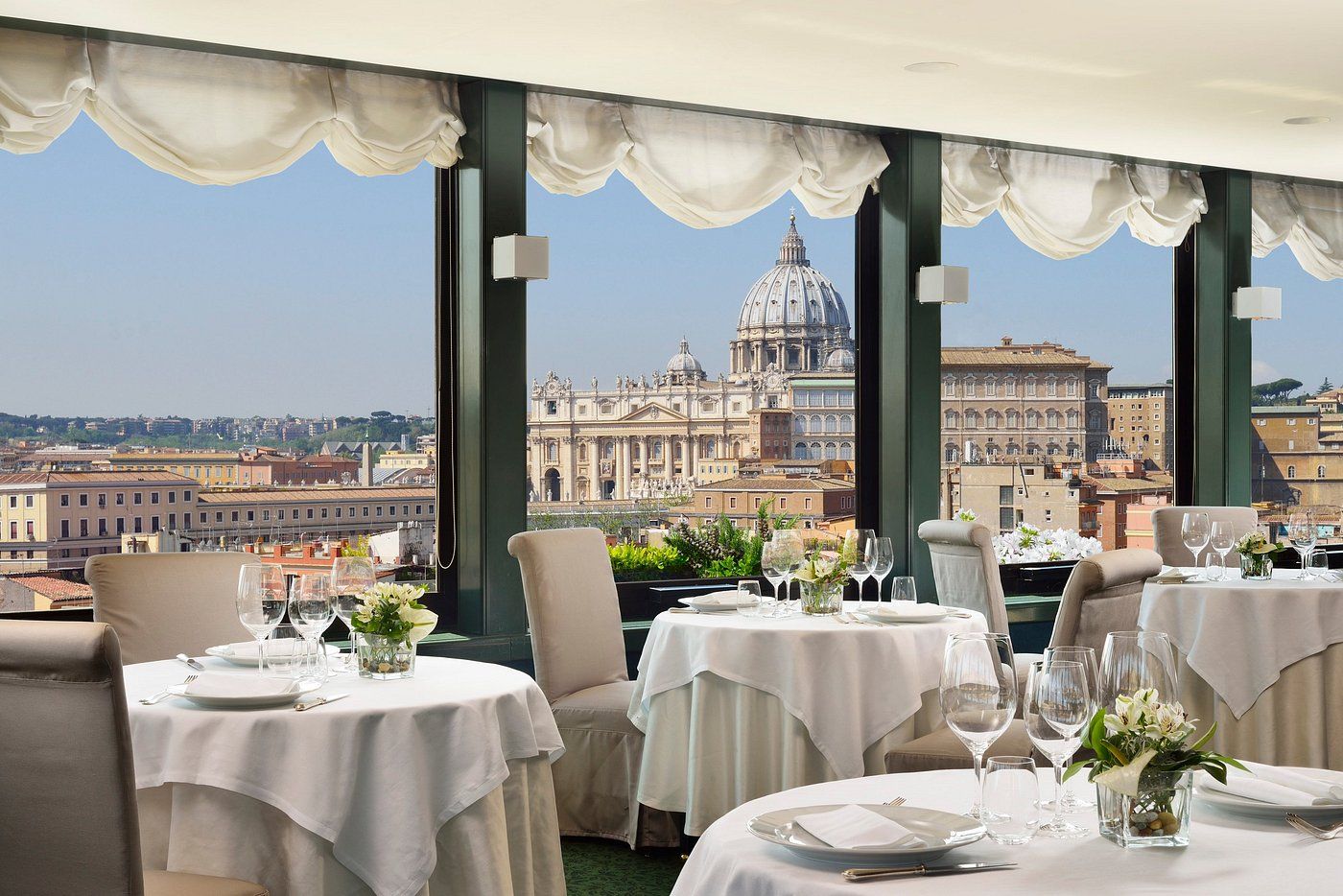 Elegant Venue With Open Kitchen and Panoramic Views for Executive ...