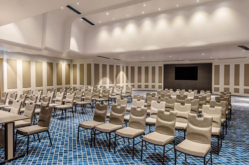 Sophisticated Event Hall With Elegant Décor for Dynamic Conferences. Paramount Hotels. Studio 1