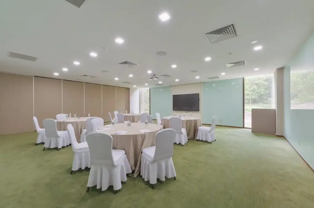 165 M² Function Room With Glass Walls for Meetings and Trainings in ...