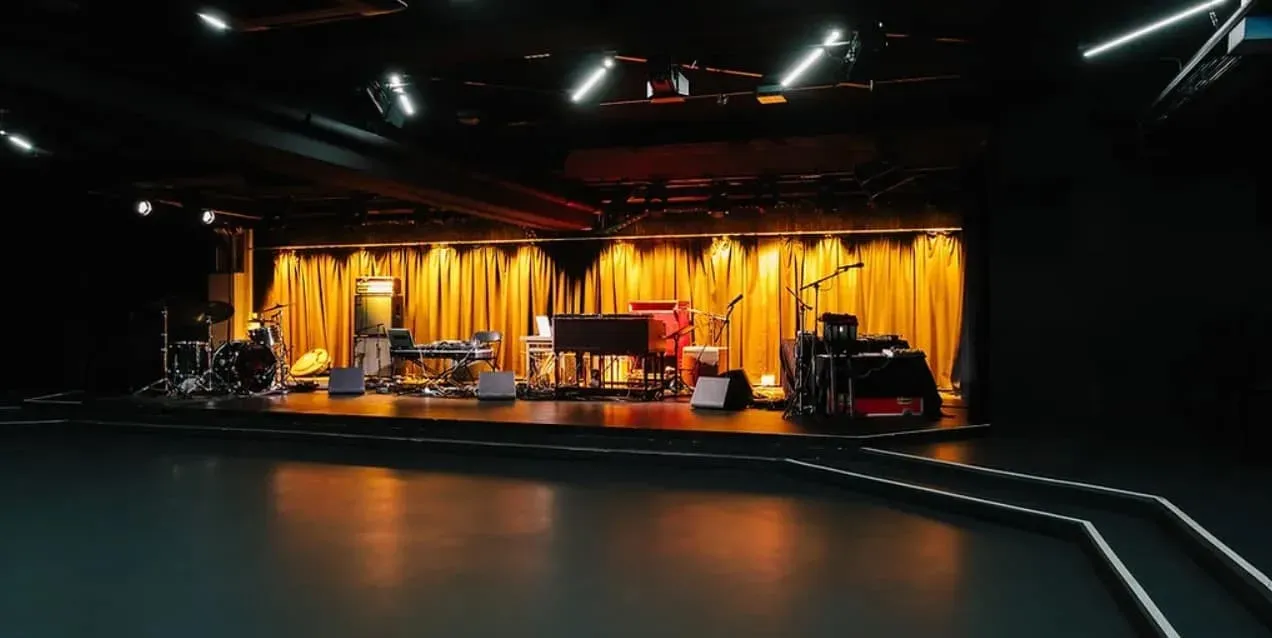 Modern Immersive Underground Hall for Dynamic Conferences in Oslo