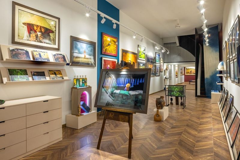 Vip Modular Gallery Modern Art Gallery With a Private VIP Space for Intimate Exhibitions in ...