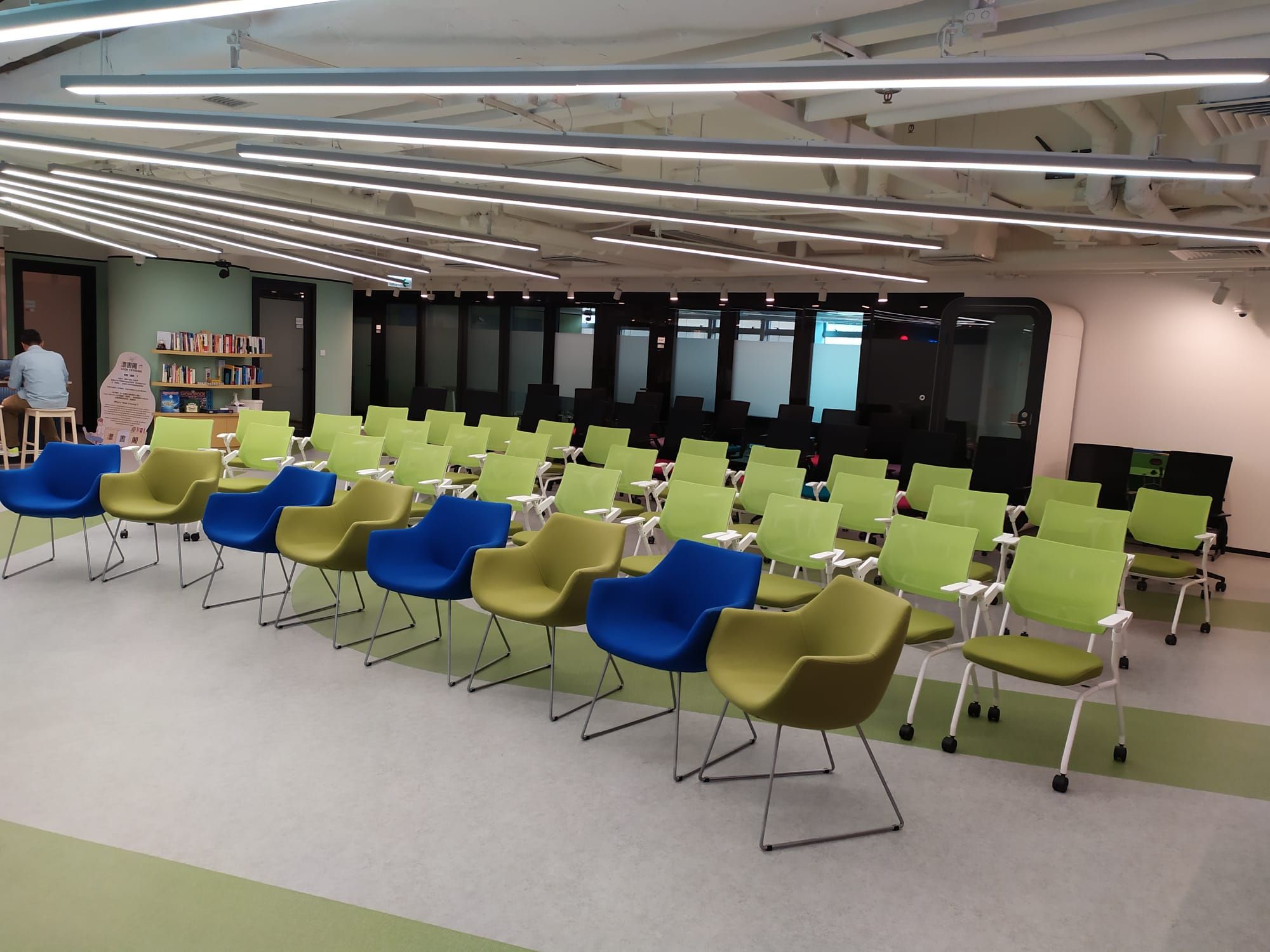 Colourful Modern Hall With Bright Interiors for Collaborative Workshops ...